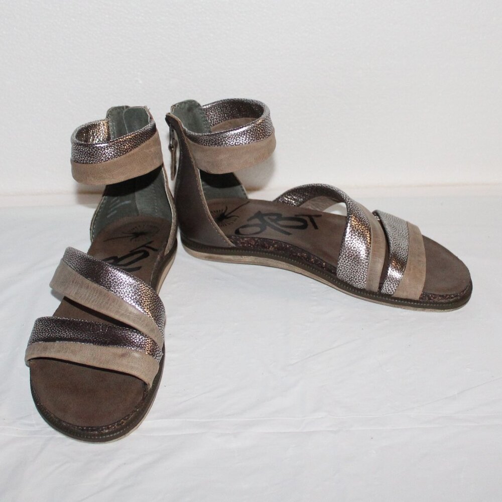 11a LN LADIES OTBT "SOUVENIR" SANDALS - TAN/SILVER - 6